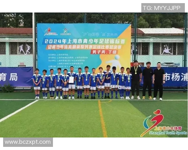 在烈日下拼搏的足球明星们用汗水书写荣耀与梦想 在烈日下拼搏的足球明星们用汗水书写荣耀与梦想